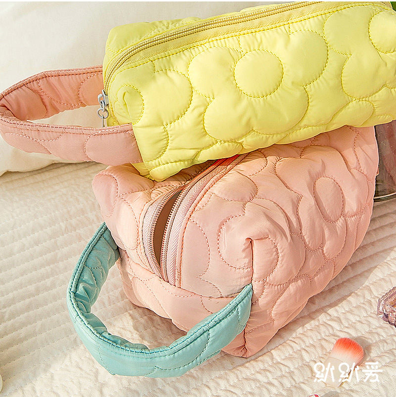 Trousse à crayons brodée sac à cosmétiques matelassé pour dames sac de rangement cosmétique matelassé couleur bonbon Portable mignon